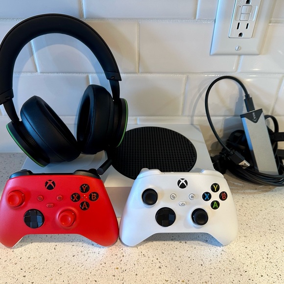 Xbox Series S Bundle - Picture 3 of 12